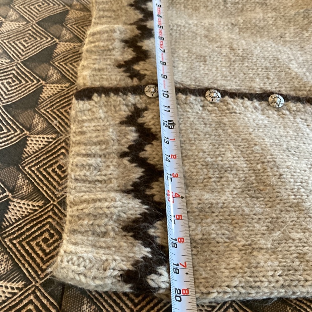 Icelandic Sweater - Picture 9 of 10